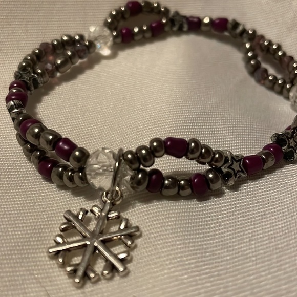 2/25 Handmade Beaded Snowflake Jewelry Set 2 Pairs Earrings & Stretchy Bracelet - Picture 4 of 7